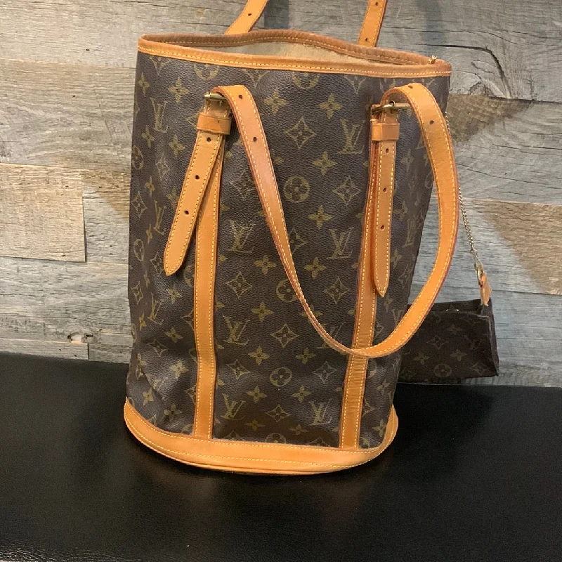 Louis Vuitton bags with a detachable mirror inside for on - the - go touch - upsLouis Vuitton Monogram Bucket GM bag w Pouch