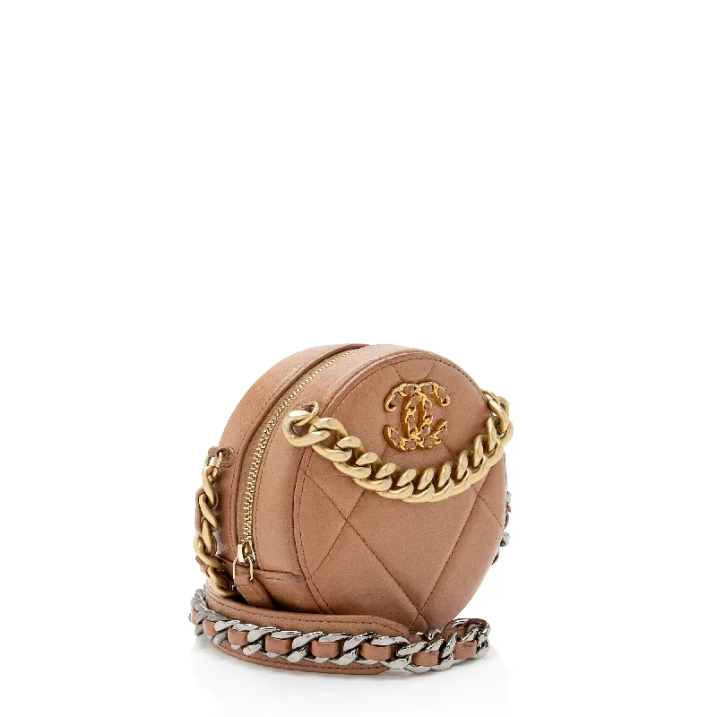 Chanel bags with the perfect balance of luxury and functionalityChanel Lambskin 19 Round Clutch with Chain (p9Azmt)