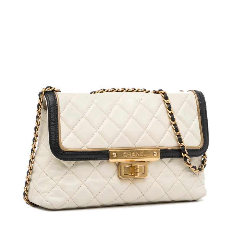 Chanel bags with modern touchesChanel Lambskin 225 Flap (55KtHR)